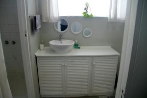 Et badeværelse på Basson Town Cottage + 8 billeder