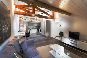 Fotografie z fotogalerie ubytování Charming Mezzanine Studio in the Heart of Morges GR45 v destinaci Morges