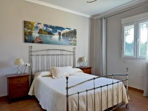 une chambre avec un lit et un tableau au mur dans l'établissement El Bosque del Duende - Ole Solutions, à Arcos de la Frontera