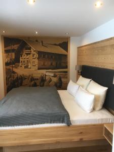 Giường trong phòng chung tại Bergbauernwirt im Landhaus Bolgental