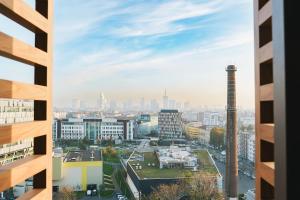 een uitzicht op een stad met een fabriek bij Giax Panoramic View Parking in Milaan