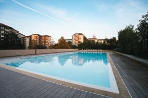 een groot zwembad met blauw water bij Giax Panoramic View Parking in Milaan