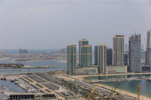Nespecifikovaný výhled na destinaci Dubaj nebo výhled na město při pohledu z apartmánu
