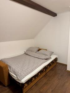 una camera da letto con un letto con due cuscini sopra di Winter cottage TT a Jahorina