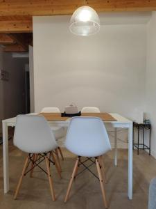 2 weiße Stühle und ein Tisch in einem Zimmer in der Unterkunft CASA EN EL CENTRO HISTÓRICO DE CASTRO URDIALES in Castro-Urdiales
