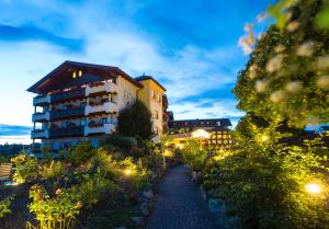 a building with a garden in front of it at night at Natur- und Wohlfühlhotel Kastenholz in Wershofen