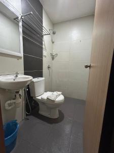 Bilik mandi di Mint Hotel