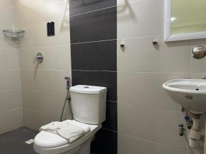 Bilik mandi di Mint Hotel
