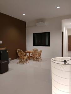 ein Zimmer mit Tisch und Stühlen und einem Fernseher in der Unterkunft Sheep House บ้านนับแกะ in Ban Don Rak