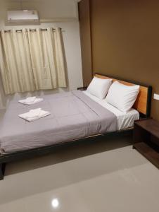 ein Schlafzimmer mit einem Bett mit zwei Handtüchern darauf in der Unterkunft Sheep House บ้านนับแกะ in Ban Don Rak