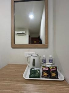 Příslušenství pro přípravu čaje a kávy v ubytování Mint Hotel