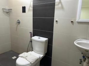 Bilik mandi di Mint Hotel