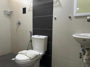 Bilik mandi di Mint Hotel