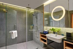 un bagno con doccia, lavandino e specchio di Wyndham Acmar Klang a Klang