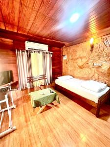 Postel nebo postele na pokoji v ubytování Pugmarks Jungle Lodge