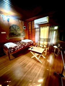 Postel nebo postele na pokoji v ubytování Pugmarks Jungle Lodge