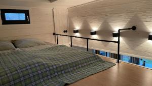 una camera con un letto e una parete con una finestra di Großzügiges Tiny House a Sumte
