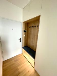 Habitación con armario y banco. en Urban CARTA I apartment, en Liptovský Mikuláš