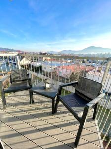 Dos sillas sentadas encima de un balcón. en Urban CARTA I apartment, en Liptovský Mikuláš 3 fotos más