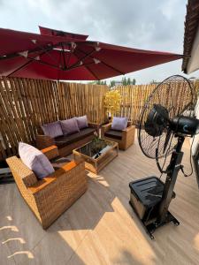 a view of a patio with a red umbrella at Chambre La Villa Kalanga in Abidjan
