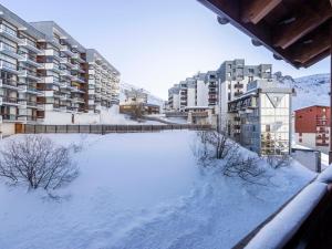 pokryty śniegiem dziedziniec w mieście z budynkami w obiekcie Duplex confortable au cœur de Tignes Val Claret, 3 chambres, proche centre et navettes - FR-1-641-14 w mieście Tignes