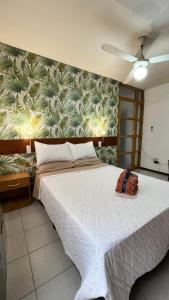 メンドーサにあるDepartamento centrico con terraza Mendoza plaza Independenciaの壁画のあるベッドルーム1室(大型ベッド1台付)