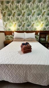 メンドーサにあるDepartamento centrico con terraza Mendoza plaza Independenciaのベッド1台(タオルの上に積み重ね付)