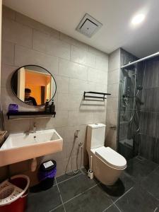 Ένα μπάνιο στο New 2Room 5pax 3min walk to mrt n farm in the city A0725