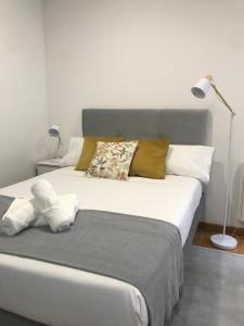 Giường trong phòng chung tại Bonito estudio en el centro de Vigo