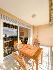 Ein Balkon oder eine Terrasse in der Unterkunft Manui Condo avec piscine et vue sur la mer et l'île de Moorea