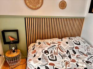 a bedroom with a bed with a wooden head board at Appartement le Regnaudin in Moulins