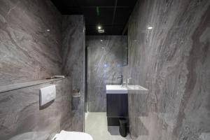un bagno con wc, lavandino e doccia di Zenn in Style a Dronrijp