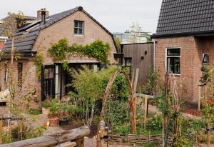 Guesthouse Rotterdam, tinyhouse nearby Kralingen外面的花园