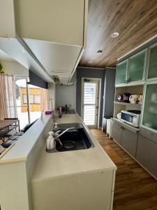 白马村HAKUBA House LuckyStar5 next to shuttle bus station ,711 ,restaurants Modern Chalet的带水槽和台面的厨房