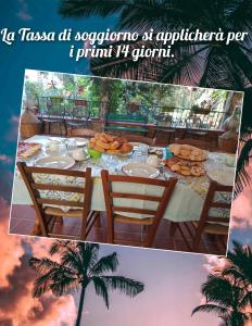 una mesa con comida en ella con una palmera en Bed & Breakfast Paui, en Cabras