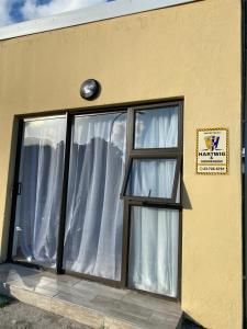 una finestra con tende bianche su un edificio di Cozy corner a East London