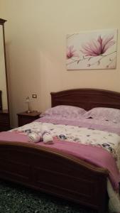 Un dormitorio con una cama con dos toallas encima. en B&B Le Volte, en Sarno