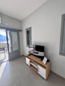 TV a/nebo společenská místnost v ubytování Three Olive Homes