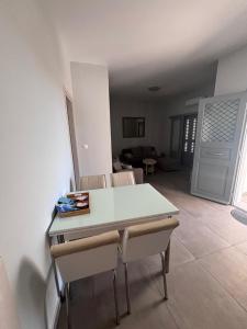 TV a/nebo společenská místnost v ubytování Three Olive Homes
