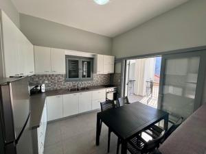 Kuchyň nebo kuchyňský kout v ubytování Three Olive Homes
