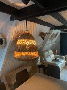 un salon avec un lustre suspendu au plafond dans l'établissement Chalet 126 - Durbuy, à Durbuy