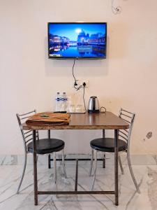Příslušenství pro přípravu čaje a kávy v ubytování LD Guest House, Ayodhya
