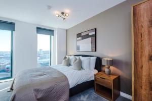 Postel nebo postele na pokoji v ubytování Leeds City Skyline Views - 2 Bed Flat