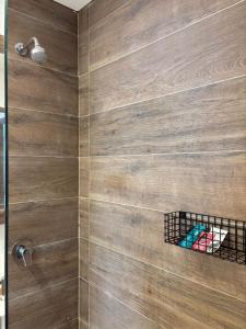 a bathroom with a shower with a wooden wall at Casa delta mare in Isla Lucha