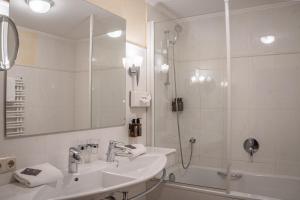 Bilik mandi di Hotel Goldener Greif
