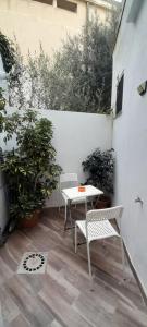 un patio con dos sillas y una mesa en Margherita Guest House, en Olbia 17 fotos más