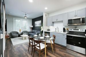 Una cocina y una sala de estar con mesa y sillas. en Chic 1BR w Gym & Parking Near Rvrwalk & Dome, en San Antonio