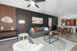 テンピにあるComfy 2BR-Spring Training! w Pool, Gym & Parkingのソファとテーブルのあるリビングルーム