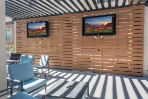 テンピにあるComfy 2BR-Spring Training! w Pool, Gym & Parkingの木製の壁のパティオ(椅子2脚付)