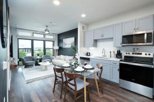 Una cocina y una sala de estar con mesa y sillas. en Cozy 1BR-w Parking & Pool, Near Rvrwlk & Conv Ctr, en San Antonio